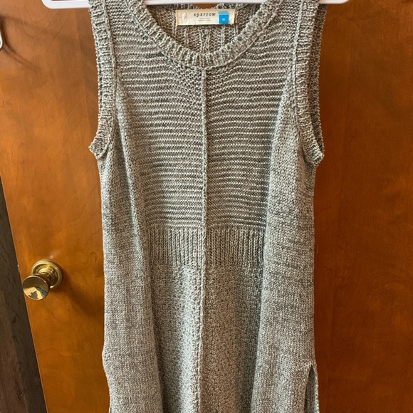 Sparrow Sleeveless Chunky Sweater - Picture 2 of 5